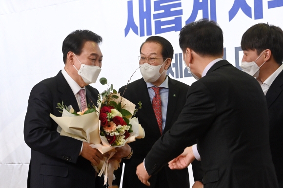 국민의힘 선대본부 해단식 ‘축하 꽃다발’ 