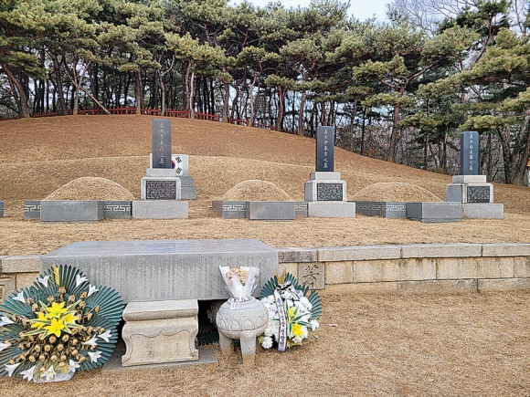 효창공원 내 삼의사 묘역. 왼쪽부터 이봉창, 윤봉길, 백정기 의사의 묘.
