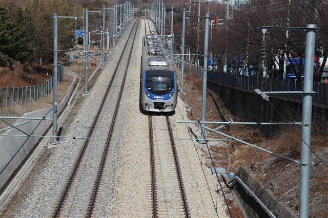 부산 부전역과 울산 태화강역을 잇는 동해선 전철이 달리고 있다. 동해선 전철은 계속 확장돼 경남 마산은 물론 경북 경주·포항, 대구시까지 연결될 예정이다. 울산시 제공