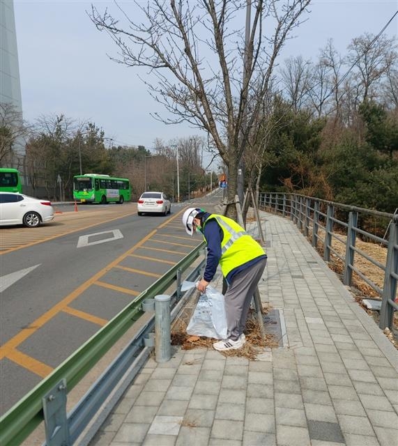 서울 노원구 자활근로 인력이 초안산 생태터널 부근을 청소하고 있다. 노원구 제공
