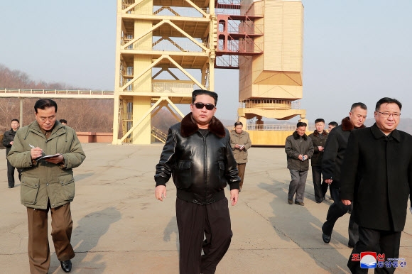 김정은 북한 국무위원장이 대륙간탄도미사일(ICBM)로 전용 가능한 장거리 로켓을 발사할 수 있는 서해위성발사장을 현지지도 했다고 조선중앙통신이 11일 보도했다. 조선중앙통신 연합뉴스 