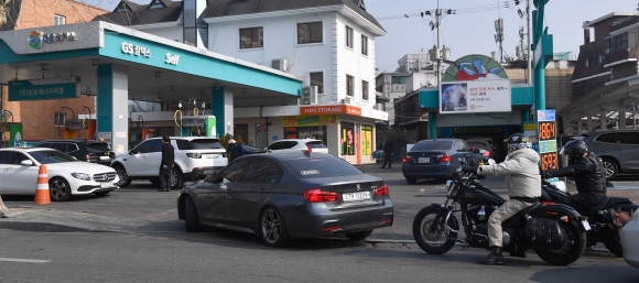 지난 9일 기름값이 비교적 저렴한 서울의 한 주유소에서 차량들이 기름을 넣기 위해 줄지어 서 있다. 박지환 기자