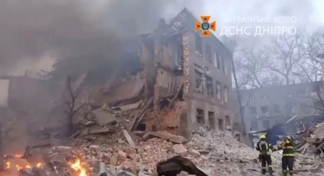 11일 우크라이나 드니프로주 노보코다츠키 구역에서 공습 후 심하게 파손된 건물 옆에서 소방관들이 잔해를 치우고 있다.  우크라이나 국가 비상 서비스(SES) 로이터통신 연합뉴스