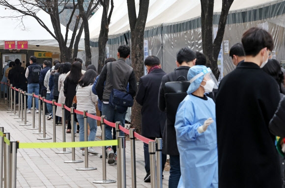 서울광장 선별검사소에서 시민들이 코로나19 검사를 위해 줄을 서 있는 모습 자료사진. 2022.3.11 연합뉴스