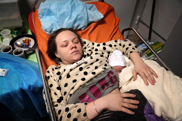 “가짜라더니”…러군 폭격에 부상 뒤 출산한 우크라 산모