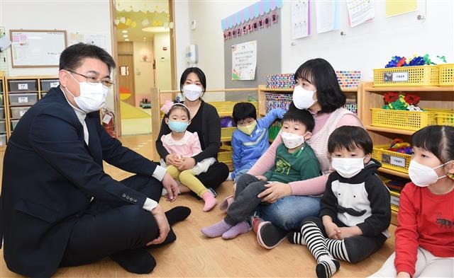 오승록(왼쪽) 서울 노원구청장이 지난 7일 상계5동 보듬이나눔이어린이집을 방문해 만 3세반 교사들과 면담하고 있다. 노원구 제공