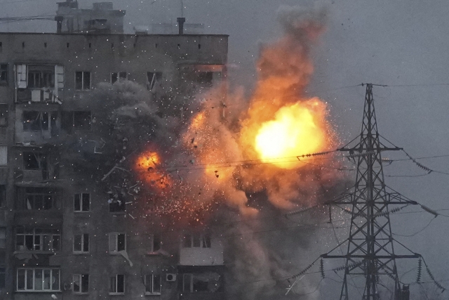 11일(현지시간) 우크라이나 동남부 항구 도시 마리우폴의 한 아파트가 러시아군 전차의 포격을 받아 파괴되고 있다. AP 연합뉴스