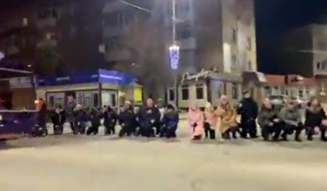 우크라이나 크멜니츠키 지역에서 전사자를 태운 차량이 지나가자, 시민들이 무릎을 꿇고 예우를 표하고 있다. 2022.03.14 페이스북