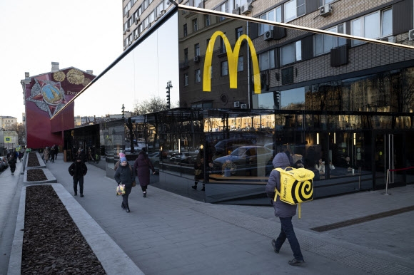 지난 9일(현지시간) 러시아 모스크바의 맥도널드 지점. 맥도널드 등 서방의 많은 글로벌 기업들이 러시아 시장 철수를 발표하고 있다. AP
