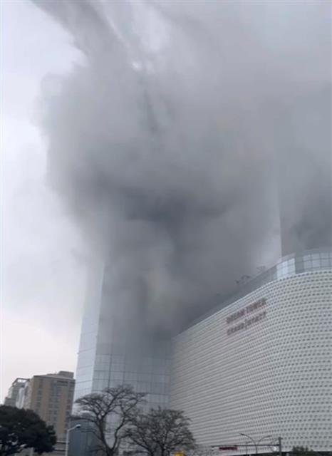 14일 오후 2시47분경 제주지역 최고층 빌딩인 노형동 드림타워 38층 옥상에서 검은 연기가 치솟고 있다. 화재는 옥상 냉각쿨러에서 발생한 것으로 알려졌다. 2022.3.14<br>뉴스1