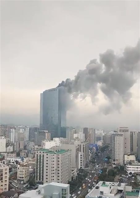 14일 오후 2시47분경 제주지역 최고층 빌딩인 노형동 드림타워 38층 옥상에서 검은 연기가 치솟고 있다. 화재는 옥상 냉각쿨러에서 발생한 것으로 알려졌다.2022.3.14<br>뉴스1