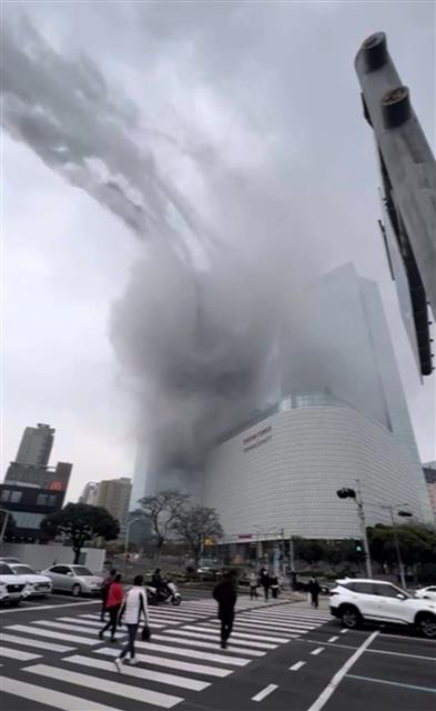 14일 오후 2시47분경 제주지역 최고층 빌딩인 노형동 드림타워 38층 옥상에서 검은 연기가 치솟고 있다. 화재는 옥상 냉각쿨러에서 발생한 것으로 알려졌다. 2022.3.14<br>뉴스1