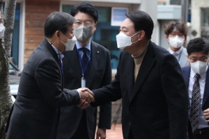 민정수석실 폐지한다니 檢 “정치외풍 없어져” VS “검찰만 힘 세져”