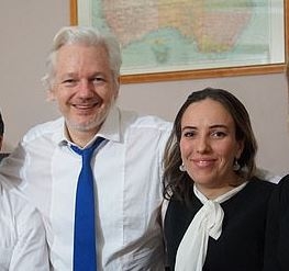 줄리안 어산지(왼쪽)와 부인 스텔라 모리스 변호사. 위키리크스 캡처