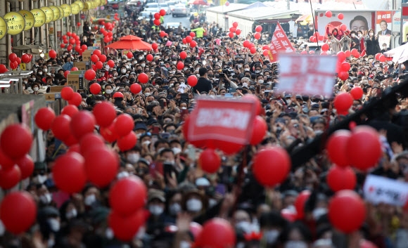 지난 8일 윤석열 대통령 당선인 지지자들이 대구 중구 서문시장에서 열린 유세에서 응원전을 펼치는 모습.  대구 연합뉴스