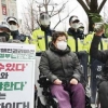 인수위 면담 무산에 축하난 던지는 장애인연대