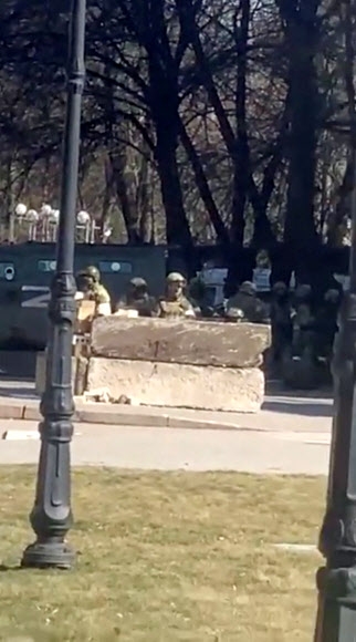 소셜 미디어에 생방송으로 중계된 영상에는 러시아군이 13일(현지시간) 헤르손에서 우크라이나 침공 중 시위를 벌일 때 멀리 서 있는 모습이 담겨 있다. 로이터 연합뉴스 2022-03-14