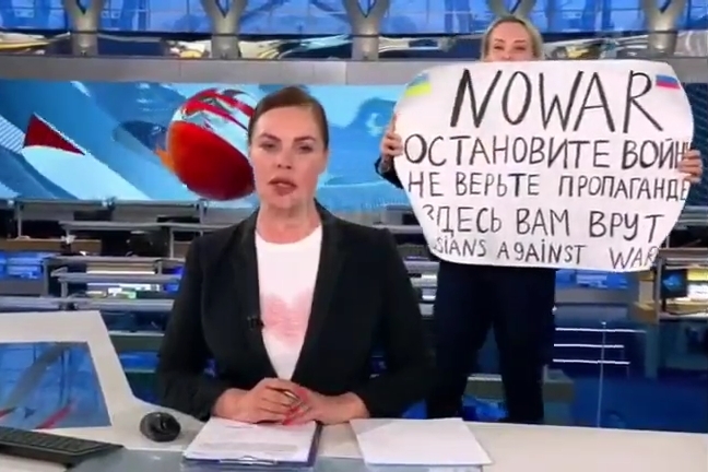 러 국영TV 뉴스 생방송 중 반전시위 벌인 직원