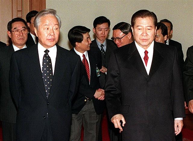 1998년 1월 6일 김영삼(왼쪽) 전 대통령이 당시 당선인이던 김대중 전 대통령과 청와대에서 새해 첫 주례회동을 가졌다. 서울신문 DB