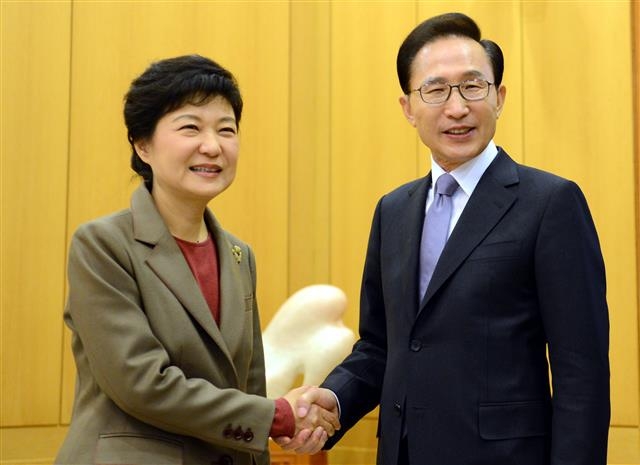 2012년 12월 28일 이명박(오른쪽) 전 대통령이 당시 당선인이던 박근혜 전 대통령과 청와대에서 만나 악수를 나누고 있다. 서울신문 DB