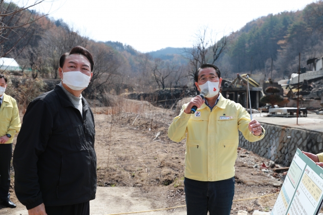 15일 경북 울진 산불 피해현장을 방문한 윤석렬(왼쪽) 대통령 당선인이 전찬걸 울진군수로부터 피해 현황에 대한 설명을 듣고 있다. 경북도 제공