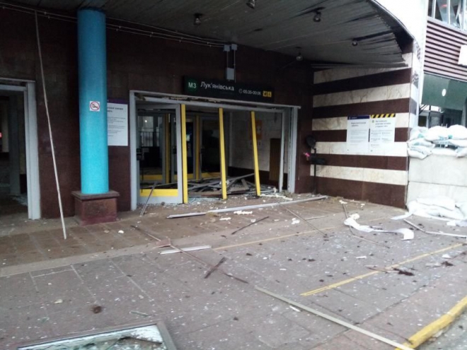 15일(현지시간) 우크라이나 수도 키이우에 있는 루카니우스카 지하철역과 사무실이 폭격을 받아 폐쇄됐다.  키이우 지하철 네트워크 트위터