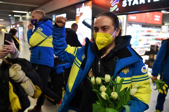 공항에 도착한 우크라이나 선수들. 바르샤바 EPA 연합뉴스