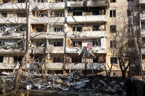15일(현지시간) 우크라이나 수도 키이우의 한 아파트가 러시아군의 포격에 파괴됐다. UPI 연합뉴스