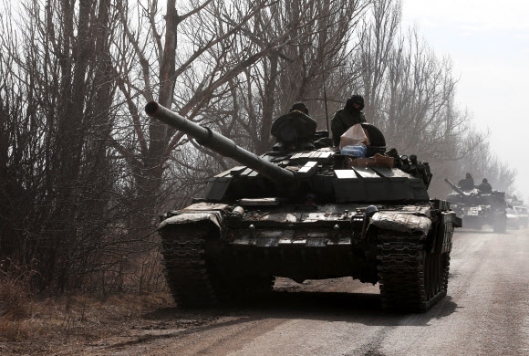 15일(현지시간) 우크라이나 도네츠크 볼노바하 외곽에서 친러시아군 군인들이 탱크를 타고 있다. 로이터 연합뉴스