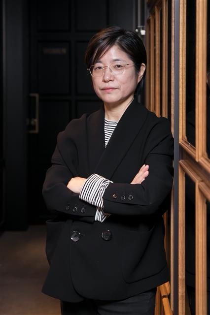 다큐멘터리 ‘고양이들의 아파트’로 돌아온 정재은 감독은 “도시에서 아파트는 인간을 위해 만든 곳이지만 동물들도 함께 산다. 인간 외의 다른 존재들도 한번 돌아보자는 얘기를 하고 싶었다”고 밝혔다. 엣나인필름·메타플레이 제공