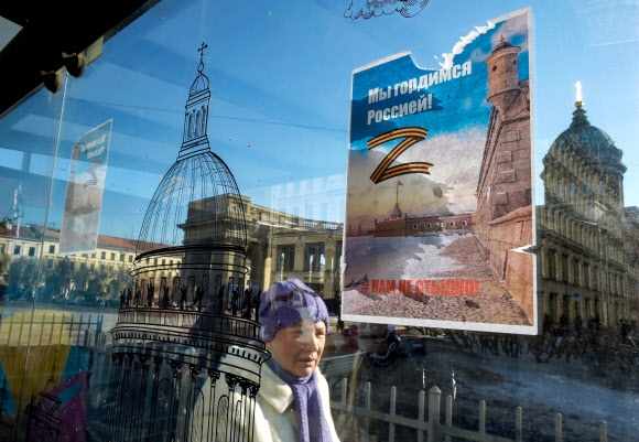 전쟁 지지 ‘Z’ 포스터 나붙은 러시아 버스 정류장