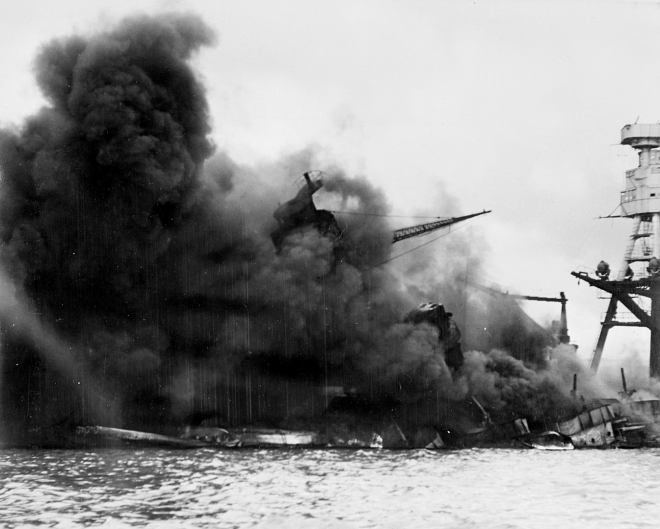 O incêndio do USS Arizona (BB-39) após o ataque japonês a Pearl Harbor, no Havaí, em 7 de dezembro de 1941. Wikipedia