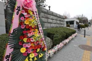 ‘법과 원칙에 따라…‘, 김오수 총장 응원 화환과 꽃바구니