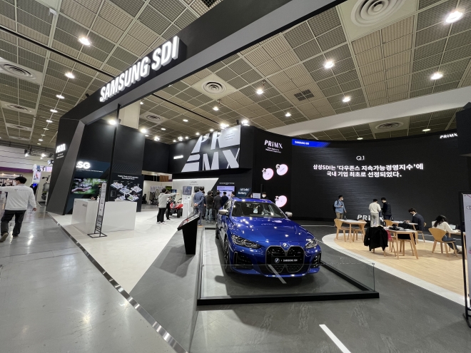 17일 2022 인터배터리 삼성SDI 전시장 앞에 BMW의 순수 전기차 ‘i4’가 진열돼 있다.
