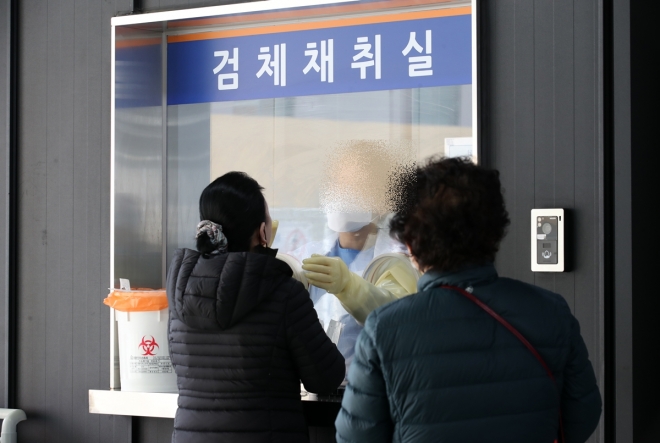 사진은 시민들이 지난 14일 광주 북구에 위치한 한 호흡기전담클리닉에서 신속항원검사를 받고 있는 모습. 2022.3.14 연합뉴스