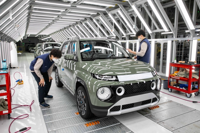 ‘광주형 일자리’로 탄생한 광주글로벌모터스 공장에서 17일 직원들이 조립라인에서 생산된 ‘캐스퍼’ 차량을 마지막으로 점검하고 있다. 