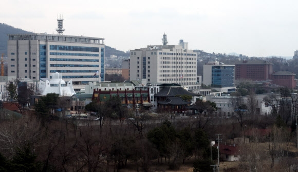 17일 국방부 청사와 주변 모습. 인수위는 윤석열 대통령 당선인 새 집무실로 용산구 국방부 청사를 검토하고 있다. 2022.3.17 연합뉴스