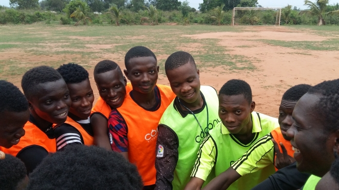 서아프리카 베냉의 훈련장에서 FC알바트로스 팀 선수들이 훈련을 앞두고 모여있다. 현지 청년들로 구성된 선수들은 주 3회 정기 훈련을 진행한다. FC알바트로스 제공