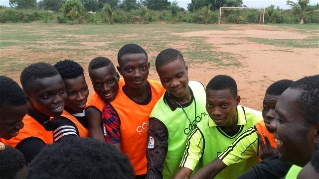 서아프리카 베냉의 훈련장에서 FC 알바트로스 팀 선수들이 훈련을 앞두고 모여 결의를 다지고 있다. FC 알바트로스 제공