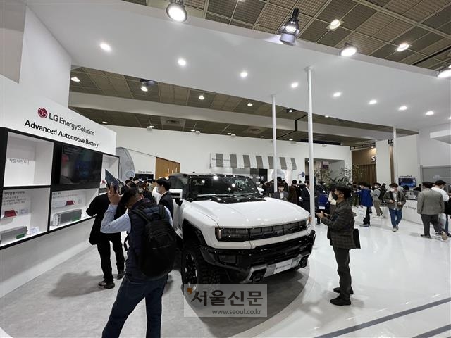 17일 서울 코엑스에서 열린 ‘2022 인터배터리’ 행사에서 LG에너지솔루션 전시장을 찾은 관람객들이 GMC ‘허머EV’를 구경하고 있다. 전장이 무려 5507㎜인 이 차는 LG에너지솔루션이 업계 최초로 개발한 알루미늄 첨가 ‘4원계 배터리’가 탑재됐다.