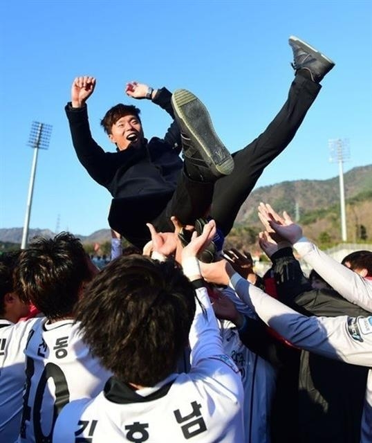 광주FC 선수들이 지난 2014년 12월 6일 창원축구센터에서 열린 경남FC와의 승강 플레이오프에서 1승 1무로 이겨 1부(K리그 클래식) 승격에 성공한 뒤 기뻐하며 당시 남기일 감독대행을 헹가래치고 있다. 한국프로축구연맹 제공