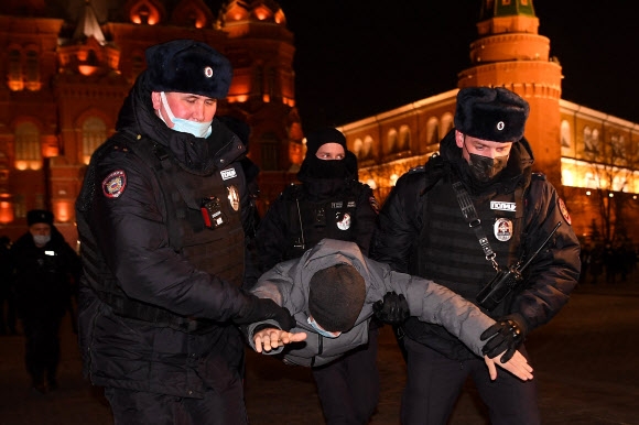 지난 2일(현지시간) 러시아 모스크바 중심부에서 열린 우크라이나 침공 반대 시위에서 경찰관들이 한 시위 참가자를 체포하고 있다. 모스크바 AFP 연합뉴스