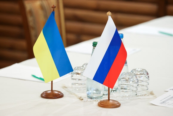 우크라이나와 러시아 간 정전협상장에 놓여 있는 양국 국기. 2022.3.4 타스 연합뉴스