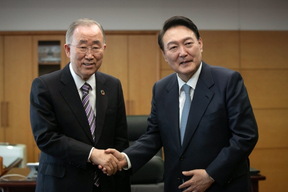 윤석열 대통령 당선인과 반기문 전 UN 사무총장이 18일 오후 서울 종로구 통의동 당선인 집무실에서 면담에서 악수를 하고 있다.2022. 3. 18 정연호 기자