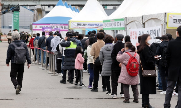 18일 서울역 광장에 마련된 코로나19 임시 선별검사소에서 검사를 받으려는 시민들이 줄을 서고 있다. 2022.3.18 연합뉴스