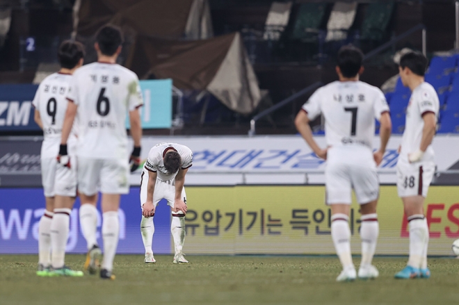 울산전에서 패배한 후 아쉬워하는 서울 선수들. 한국프로축구연맹 제공
