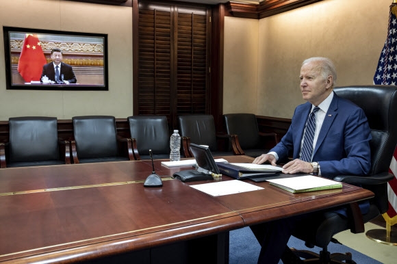 조 바이든 미국 대통령과 시진핑 중국 국가주석이 대화를 나누는 모습. AP연합뉴스
