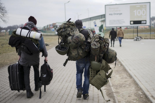 러시아군의 침공에 맞서 우크라이나를 지키겠다고 국제의용군에 자원한 남성들이 지난 2일(현지시간) 폴란드 접경 도시 메디카를 떠나 우크라이나로 향하면서 전투장비 등 짐을 옮기고 있다. AP 자료사진 연합뉴스