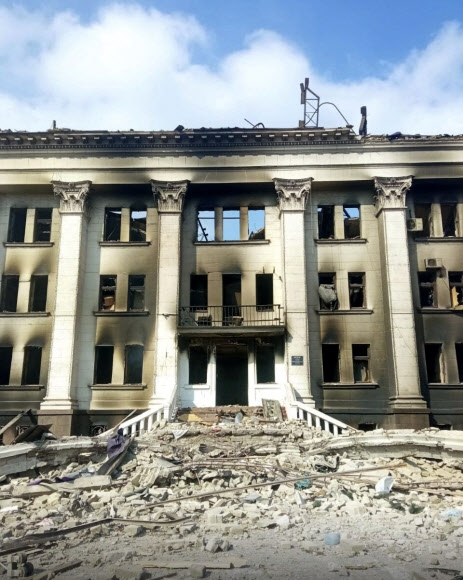 No dia 17 (hora local), um edifício de teatro em Mariupol, cidade portuária no sul da Ucrânia, foi bombardeado pelas forças russas no dia anterior e ficou gravemente danificado e os escombros foram empilhados na entrada.  17/03/2022 AFP Yonhap News
