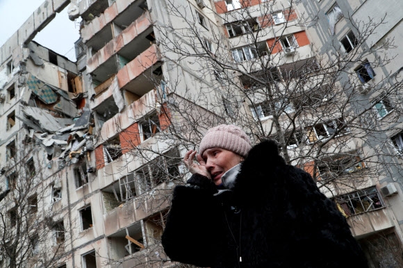 ‘러군 포격’ 아파트 앞에서 눈물 훔치는 우크라 여성